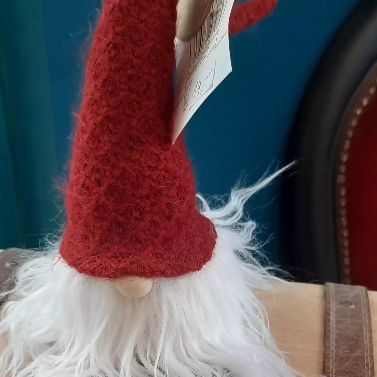 Père Noël avec bonnet rouge et barbe blanche